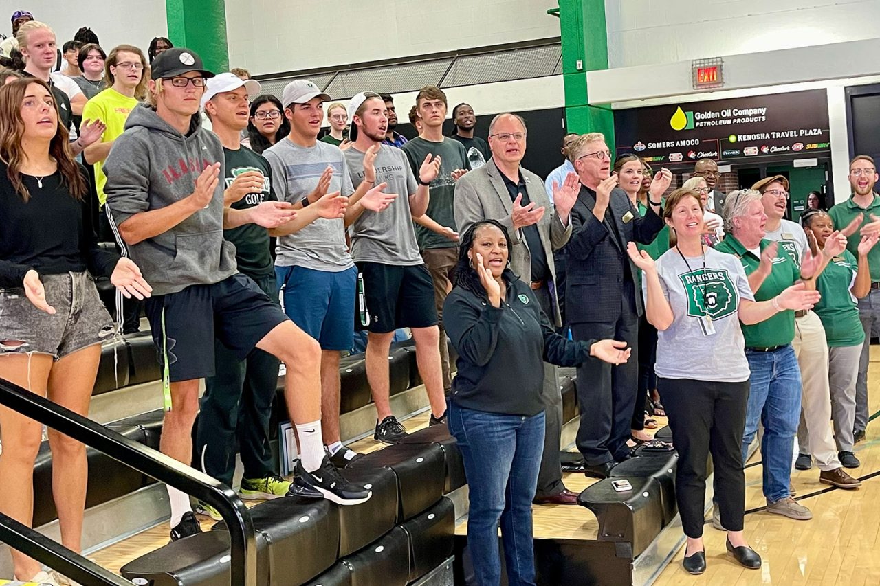 uw-parkside-gives-first-year-students-an-enthusiastic-welcome-kenosha
