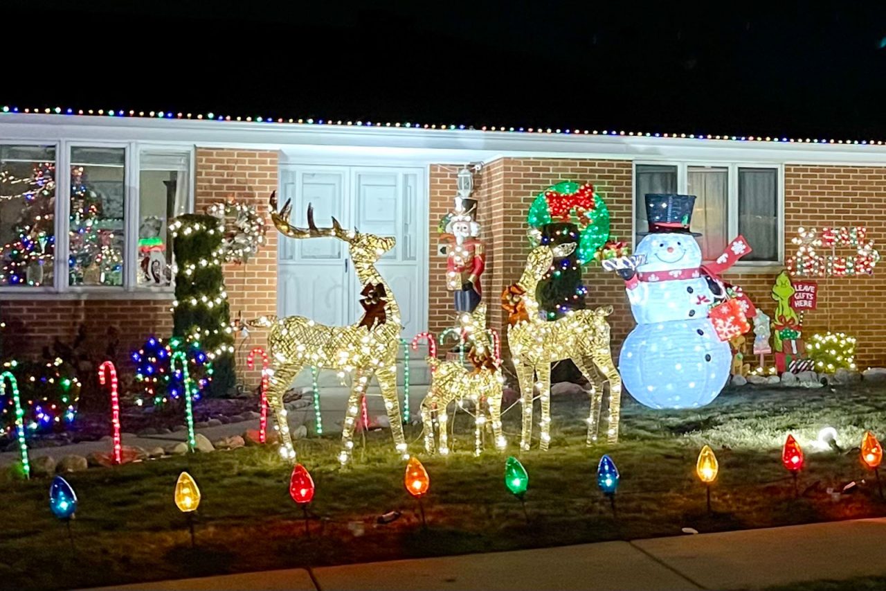 A twohorse open sleigh on Kenosha’s Christmas Lane?